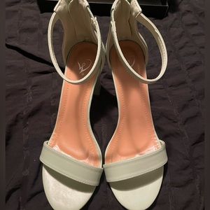 BRAND NEW mint heels